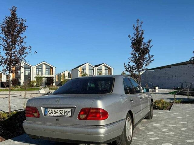 Серый Мерседес Е-Класс, объемом двигателя 3.2 л и пробегом 580 тыс. км за 2000 $, фото 3 на Automoto.ua