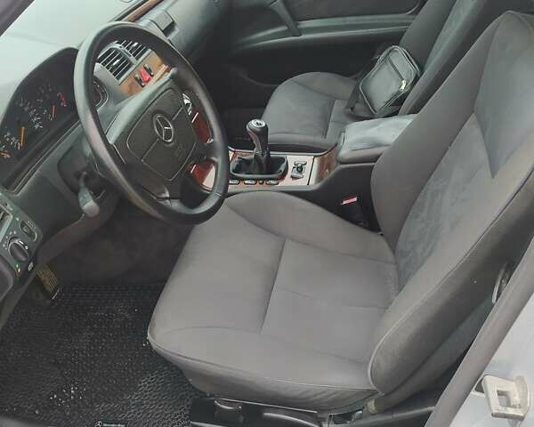 Серый Мерседес Е-Класс, объемом двигателя 2.5 л и пробегом 411 тыс. км за 4200 $, фото 7 на Automoto.ua