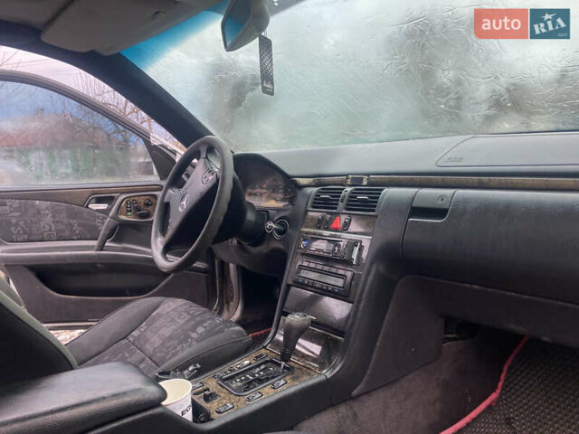 Серый Мерседес Е-Класс, объемом двигателя 3.2 л и пробегом 300 тыс. км за 2150 $, фото 7 на Automoto.ua