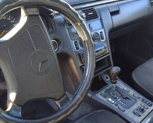 Серый Мерседес Е-Класс, объемом двигателя 2.2 л и пробегом 300 тыс. км за 2200 $, фото 3 на Automoto.ua