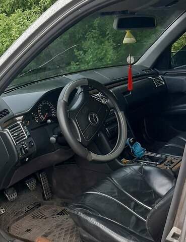 Сірий Мерседес Е-Клас, об'ємом двигуна 2.8 л та пробігом 520 тис. км за 2600 $, фото 5 на Automoto.ua