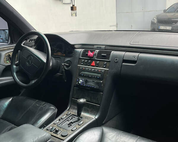 Серый Мерседес Е-Класс, объемом двигателя 3.2 л и пробегом 380 тыс. км за 2750 $, фото 16 на Automoto.ua