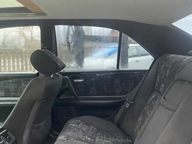 Сірий Мерседес Е-Клас, об'ємом двигуна 3.2 л та пробігом 300 тис. км за 2150 $, фото 6 на Automoto.ua