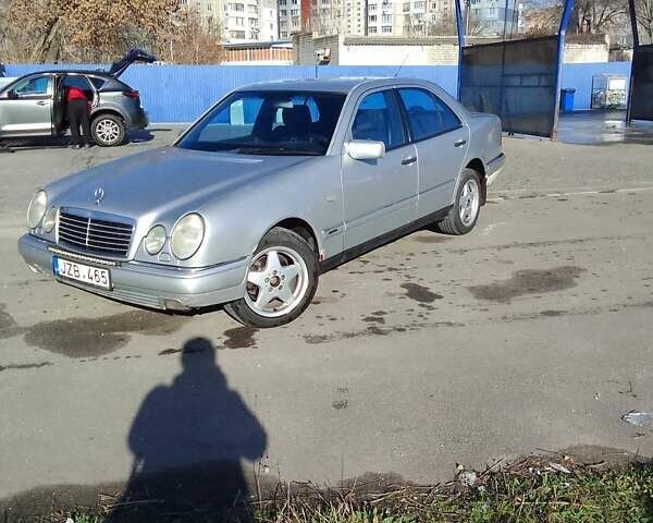 Серый Мерседес Е-Класс, объемом двигателя 2.2 л и пробегом 300 тыс. км за 2200 $, фото 5 на Automoto.ua