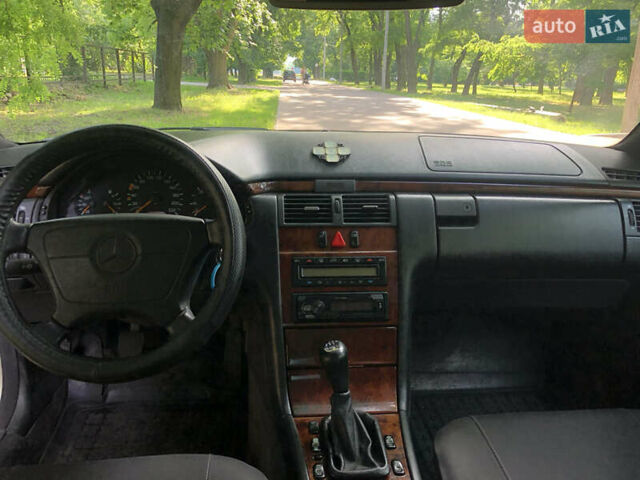 Серый Мерседес Е-Класс, объемом двигателя 2.87 л и пробегом 490 тыс. км за 4000 $, фото 5 на Automoto.ua