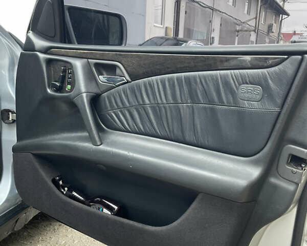 Серый Мерседес Е-Класс, объемом двигателя 3.2 л и пробегом 380 тыс. км за 2750 $, фото 13 на Automoto.ua