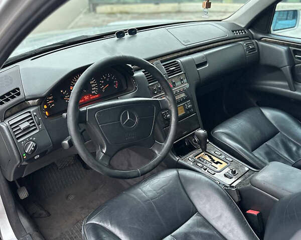 Серый Мерседес Е-Класс, объемом двигателя 3.2 л и пробегом 580 тыс. км за 3900 $, фото 6 на Automoto.ua