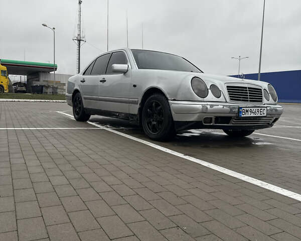 Серый Мерседес Е-Класс, объемом двигателя 2 л и пробегом 470 тыс. км за 3500 $, фото 1 на Automoto.ua