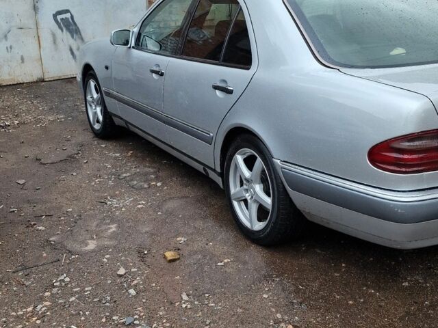 Серый Мерседес Е-Класс, объемом двигателя 2.8 л и пробегом 350 тыс. км за 2900 $, фото 5 на Automoto.ua