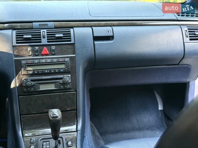 Сірий Мерседес Е-Клас, об'ємом двигуна 3.2 л та пробігом 353 тис. км за 6000 $, фото 58 на Automoto.ua