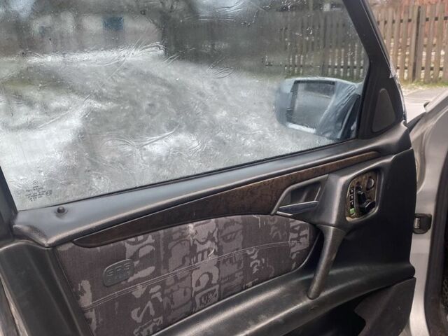 Сірий Мерседес Е-Клас, об'ємом двигуна 3.2 л та пробігом 300 тис. км за 2150 $, фото 4 на Automoto.ua