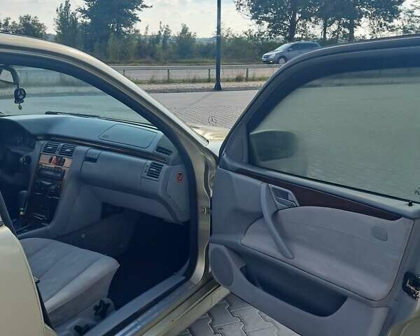 Сірий Мерседес Е-Клас, об'ємом двигуна 2.4 л та пробігом 327 тис. км за 2900 $, фото 12 на Automoto.ua
