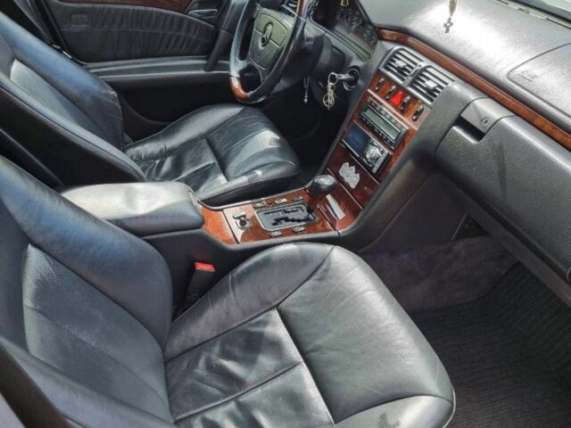 Серый Мерседес Е-Класс, объемом двигателя 2.8 л и пробегом 350 тыс. км за 2900 $, фото 3 на Automoto.ua