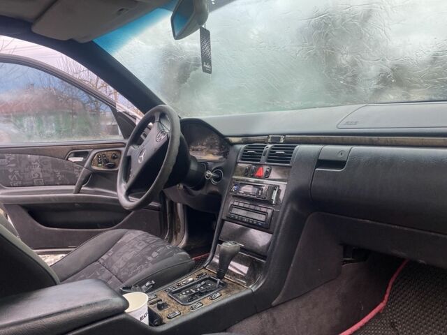 Сірий Мерседес Е-Клас, об'ємом двигуна 3.2 л та пробігом 300 тис. км за 2150 $, фото 5 на Automoto.ua