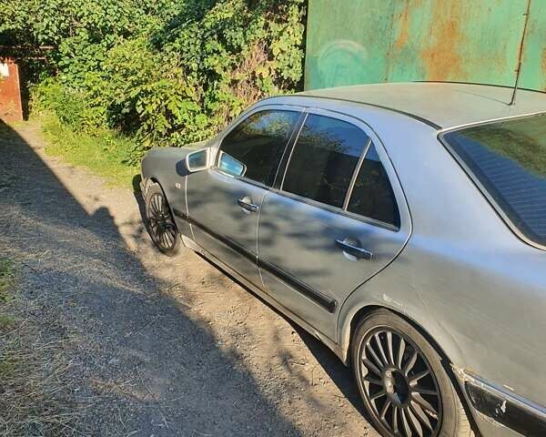 Сірий Мерседес Е-Клас, об'ємом двигуна 2 л та пробігом 500 тис. км за 2500 $, фото 2 на Automoto.ua