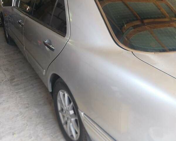 Серый Мерседес Е-Класс, объемом двигателя 2.9 л и пробегом 375 тыс. км за 5000 $, фото 4 на Automoto.ua