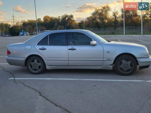 Сірий Мерседес Е-Клас, об'ємом двигуна 2 л та пробігом 30 тис. км за 3800 $, фото 3 на Automoto.ua
