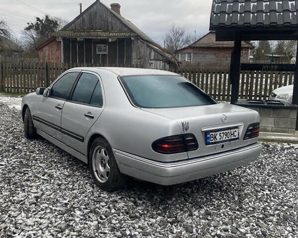 Серый Мерседес Е-Класс, объемом двигателя 3.2 л и пробегом 300 тыс. км за 2150 $, фото 3 на Automoto.ua