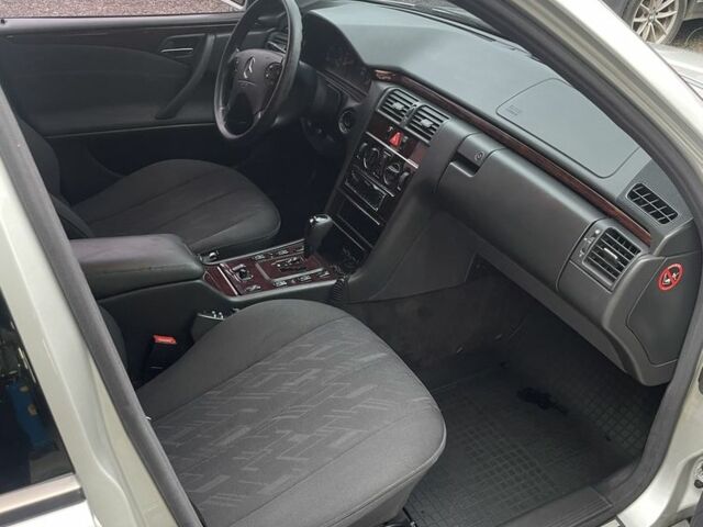 Мерседес Е-Класс 1998 в Киеве на Automoto.ua Серый Мерседес Е-Класс, объемом двигателя 3 л и пробегом 227 тыс. км за 4900 $, фото 3 на Automoto.ua