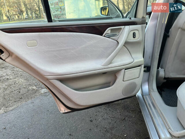 Сірий Мерседес Е-Клас, об'ємом двигуна 2 л та пробігом 204 тис. км за 4300 $, фото 13 на Automoto.ua