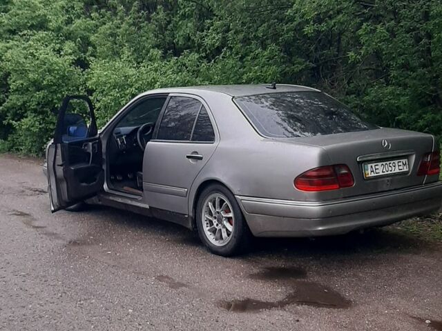 Сірий Мерседес Е-Клас, об'ємом двигуна 2.8 л та пробігом 520 тис. км за 2600 $, фото 4 на Automoto.ua