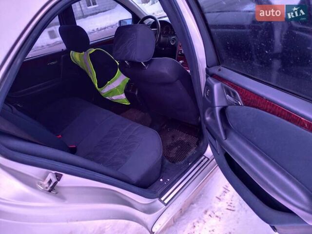 Серый Мерседес Е-Класс, объемом двигателя 2.4 л и пробегом 400 тыс. км за 2950 $, фото 6 на Automoto.ua