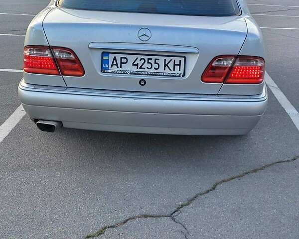 Сірий Мерседес Е-Клас, об'ємом двигуна 2 л та пробігом 30 тис. км за 3800 $, фото 5 на Automoto.ua