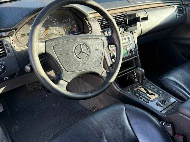 Серый Мерседес Е-Класс, объемом двигателя 3.2 л и пробегом 580 тыс. км за 2000 $, фото 4 на Automoto.ua