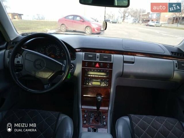 Серый Мерседес Е-Класс, объемом двигателя 3 л и пробегом 300 тыс. км за 5000 $, фото 3 на Automoto.ua