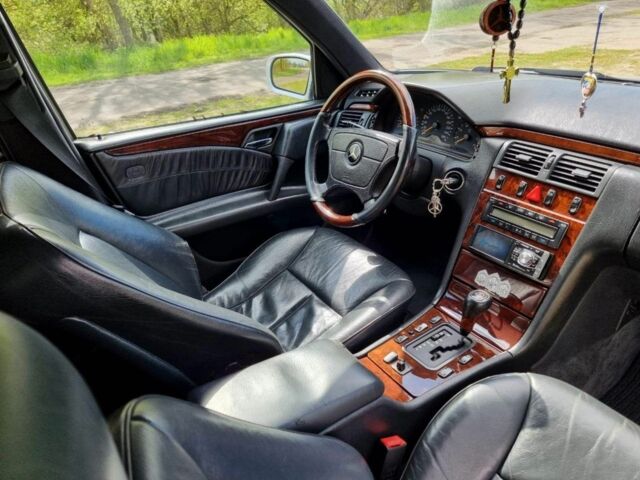 Серый Мерседес Е-Класс, объемом двигателя 2.8 л и пробегом 350 тыс. км за 2900 $, фото 4 на Automoto.ua