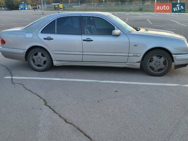 Сірий Мерседес Е-Клас, об'ємом двигуна 2 л та пробігом 30 тис. км за 3800 $, фото 4 на Automoto.ua