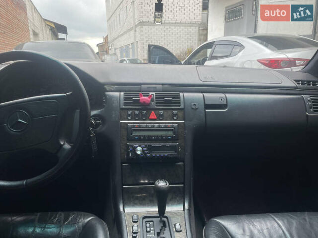 Серый Мерседес Е-Класс, объемом двигателя 3.2 л и пробегом 380 тыс. км за 2750 $, фото 33 на Automoto.ua