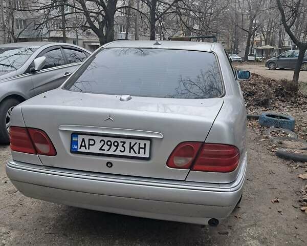 Серый Мерседес Е-Класс, объемом двигателя 2.3 л и пробегом 401 тыс. км за 3100 $, фото 3 на Automoto.ua