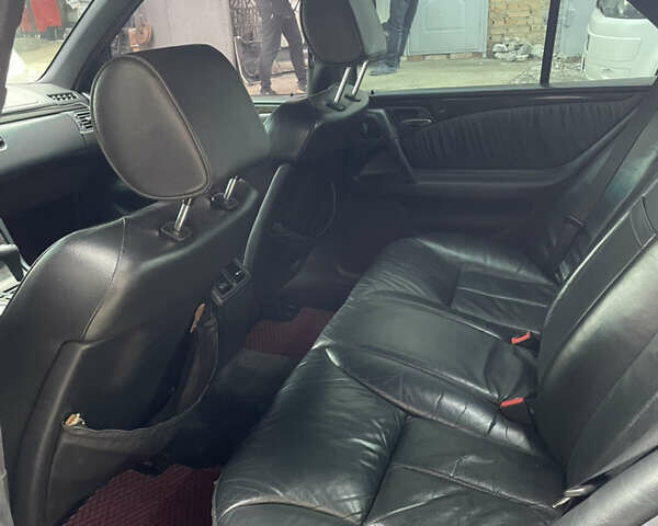 Серый Мерседес Е-Класс, объемом двигателя 3.2 л и пробегом 380 тыс. км за 2750 $, фото 28 на Automoto.ua