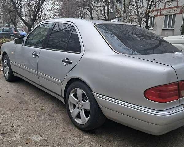 Серый Мерседес Е-Класс, объемом двигателя 2.3 л и пробегом 401 тыс. км за 3100 $, фото 1 на Automoto.ua