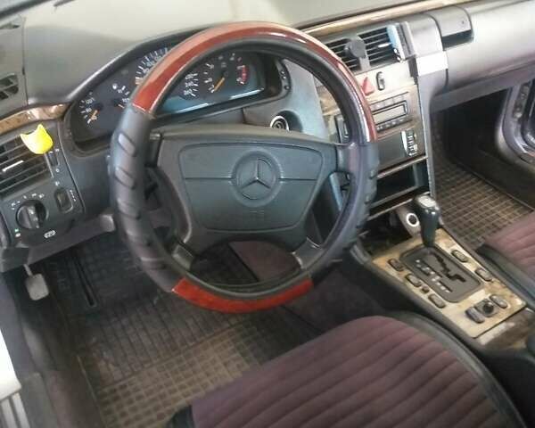 Серый Мерседес Е-Класс, объемом двигателя 2.9 л и пробегом 375 тыс. км за 5000 $, фото 3 на Automoto.ua