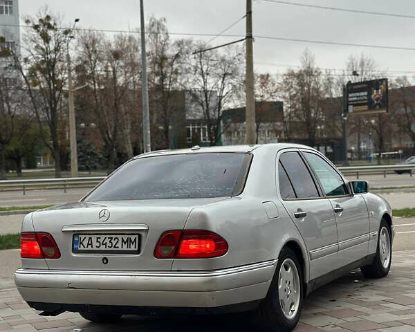 Серый Мерседес Е-Класс, объемом двигателя 3.2 л и пробегом 580 тыс. км за 3900 $, фото 5 на Automoto.ua