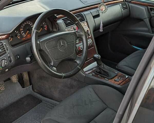 Серый Мерседес Е-Класс, объемом двигателя 2.8 л и пробегом 456 тыс. км за 2799 $, фото 9 на Automoto.ua