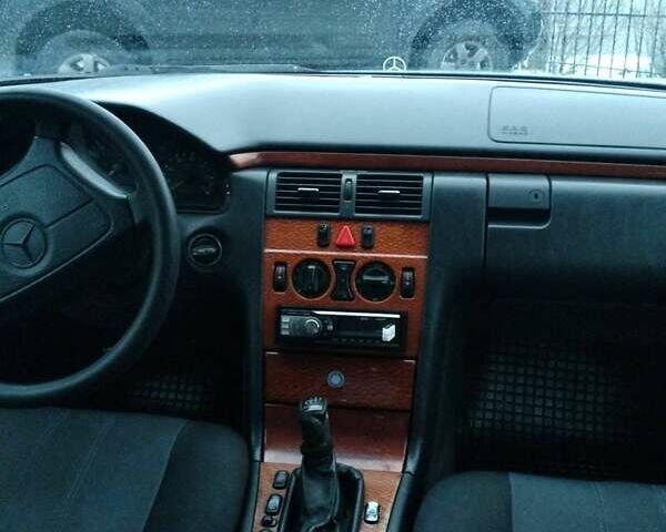 Сірий Мерседес Е-Клас, об'ємом двигуна 2 л та пробігом 410 тис. км за 3000 $, фото 3 на Automoto.ua