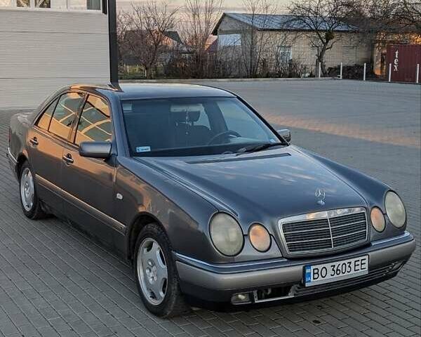 Серый Мерседес Е-Класс, объемом двигателя 2.8 л и пробегом 456 тыс. км за 2799 $, фото 3 на Automoto.ua