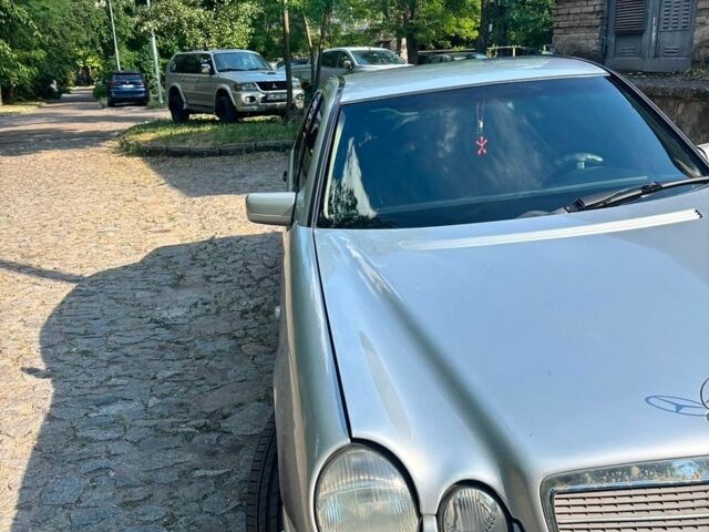 Сірий Мерседес Е-Клас, об'ємом двигуна 2 л та пробігом 365 тис. км за 4500 $, фото 8 на Automoto.ua