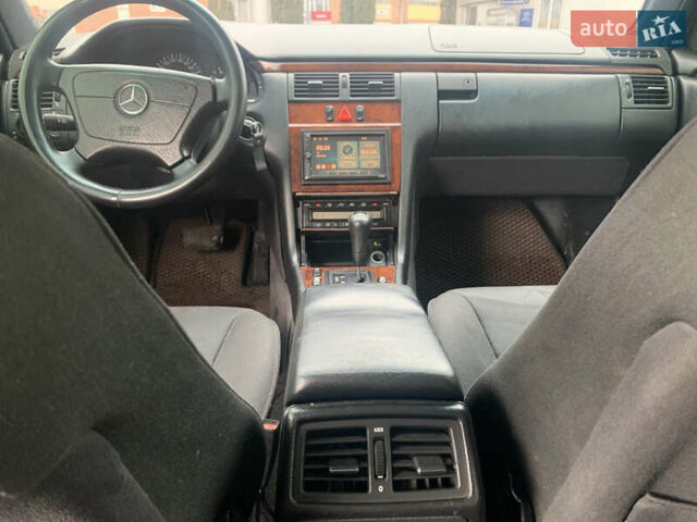 Серый Мерседес Е-Класс, объемом двигателя 2 л и пробегом 400 тыс. км за 3400 $, фото 4 на Automoto.ua