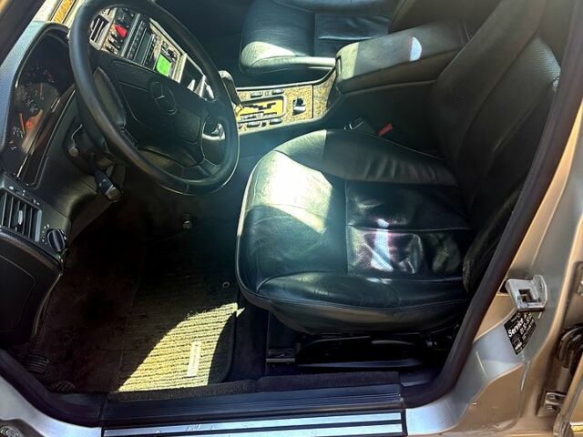 Серый Мерседес Е-Класс, объемом двигателя 3.2 л и пробегом 300 тыс. км за 3300 $, фото 7 на Automoto.ua