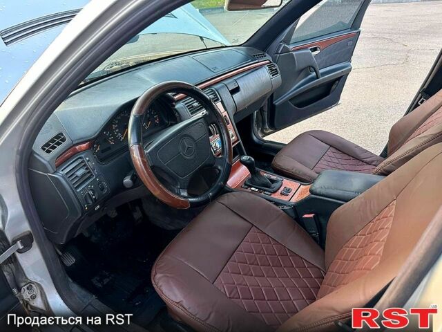 Серый Мерседес Е-Класс, объемом двигателя 2 л и пробегом 350 тыс. км за 3350 $, фото 7 на Automoto.ua