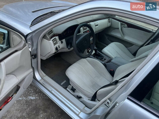 Сірий Мерседес Е-Клас, об'ємом двигуна 2 л та пробігом 204 тис. км за 4300 $, фото 10 на Automoto.ua