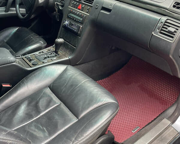 Серый Мерседес Е-Класс, объемом двигателя 3.2 л и пробегом 380 тыс. км за 2750 $, фото 22 на Automoto.ua