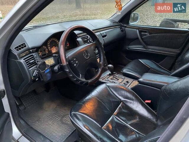 Серый Мерседес Е-Класс, объемом двигателя 3.2 л и пробегом 375 тыс. км за 6200 $, фото 7 на Automoto.ua