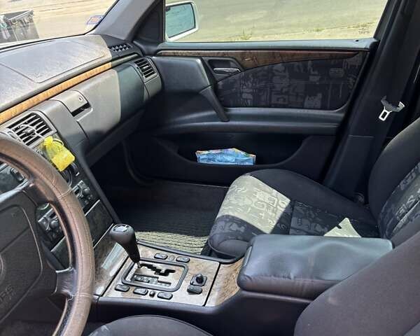 Серый Мерседес Е-Класс, объемом двигателя 2.4 л и пробегом 257 тыс. км за 3500 $, фото 4 на Automoto.ua