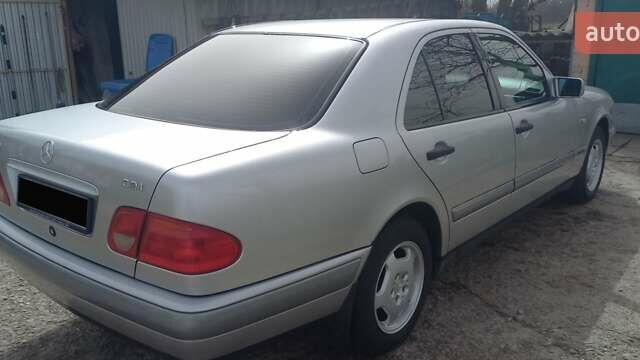 Серый Мерседес Е-Класс, объемом двигателя 2.2 л и пробегом 262 тыс. км за 5000 $, фото 3 на Automoto.ua