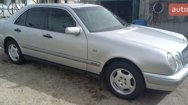 Серый Мерседес Е-Класс, объемом двигателя 2.2 л и пробегом 262 тыс. км за 5000 $, фото 7 на Automoto.ua